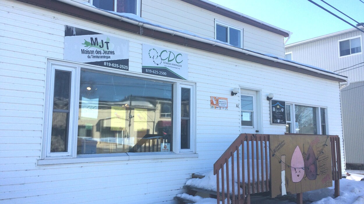 Le bâtiment abritant les locaux de la Maison des jeunes du Témiscamingue et CDC Témiscamingue. Le bâtiment abritant les locaux de la Maison des jeunes du Témiscamingue et CDC Témiscamingue.