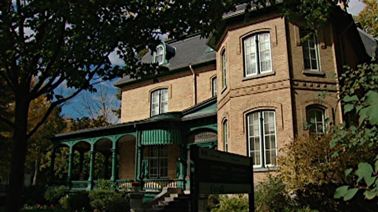 Lieu historique national de la Maison-Laurier, ancienne résidence de deux premiers ministres du Canada : Sir Wilfrid Laurier et William Lyon Mackenzie King. Lieu historique national de la Maison-Laurier, ancienne résidence de deux premiers ministres du Canada : Sir Wilfrid Laurier et William Lyon Mackenzie King.