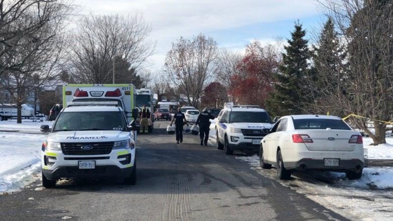 Des policiers et des ambulanciers dans une rue d'Ottawa.