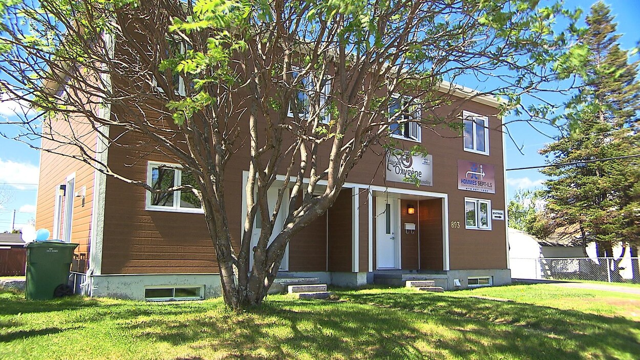 Devanture de la Maison Oxygène Jack Monoloy à Sept-Îles qui accueille des hommes en difficulté et leurs enfants. Devanture de la Maison Oxygène Jack Monoloy à Sept-Îles qui accueille des hommes en difficulté et leurs enfants.