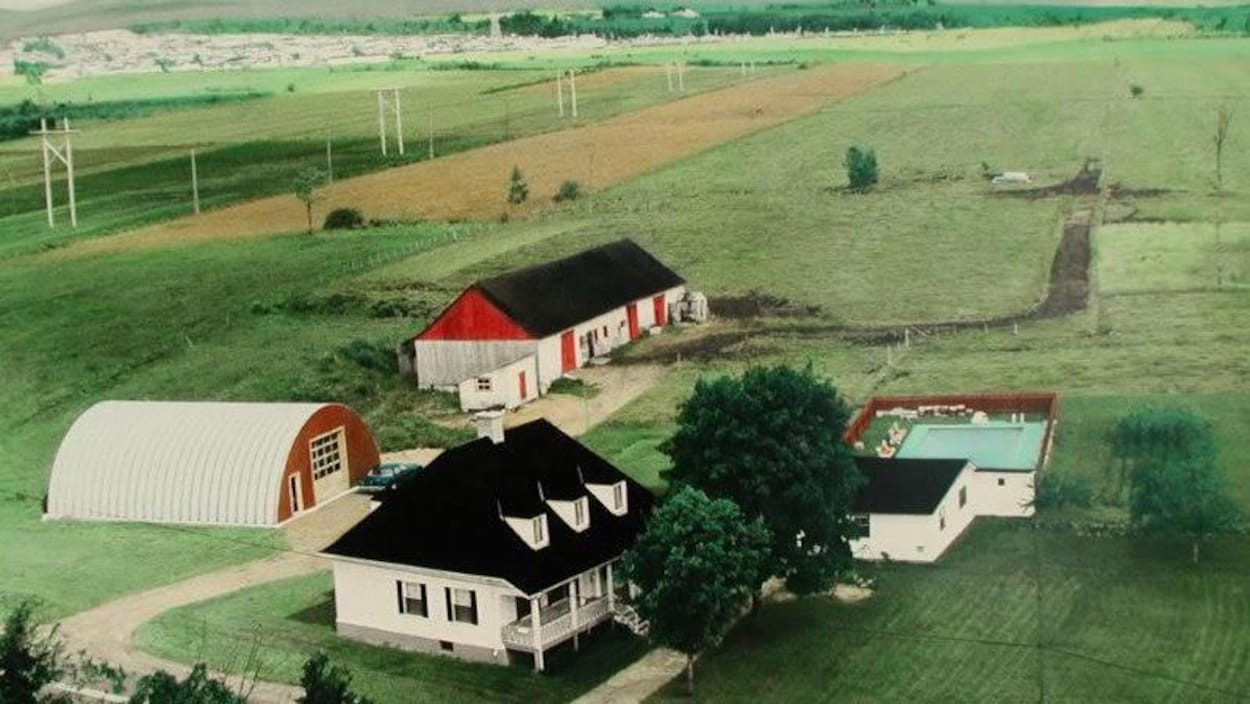 Vue aérienne de la maison des Pasquier au 20e siècle.