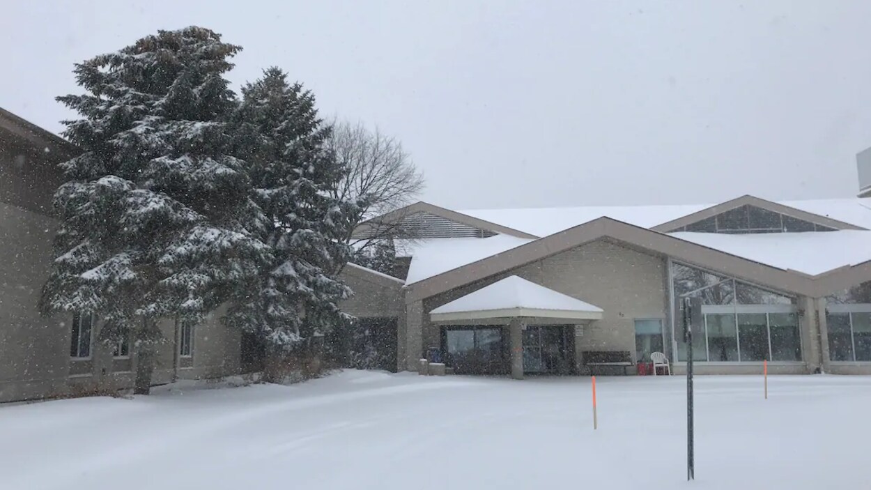 Une maison sous la neige.