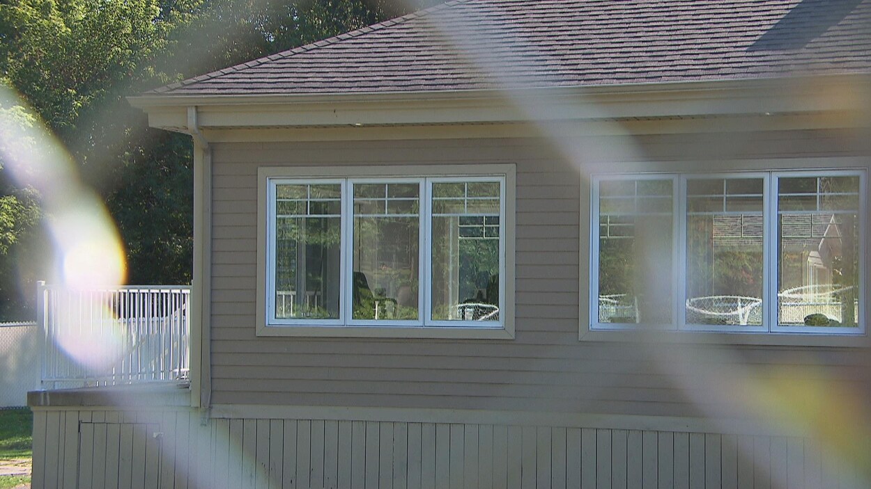 Maison derrière une clôture