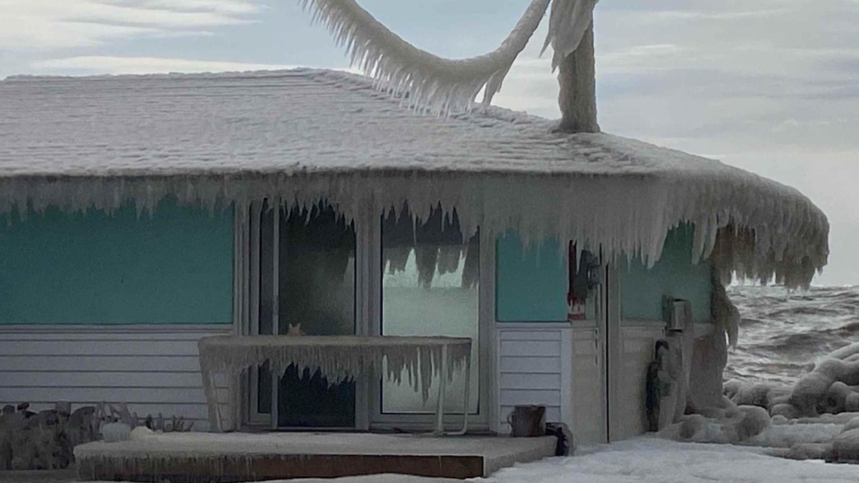 Une maison recouverte de glace.