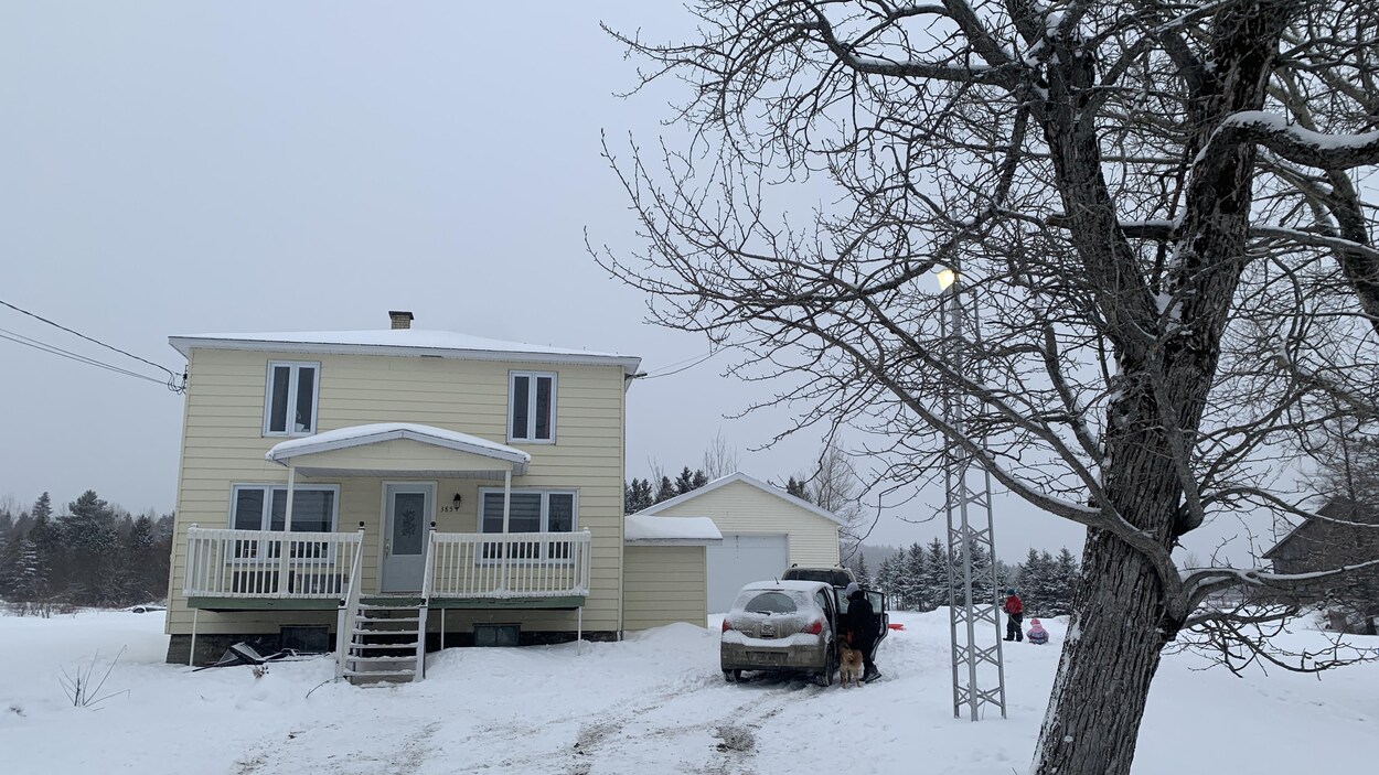 Un couple et ses six enfants quittent Montréal pour sauver une école