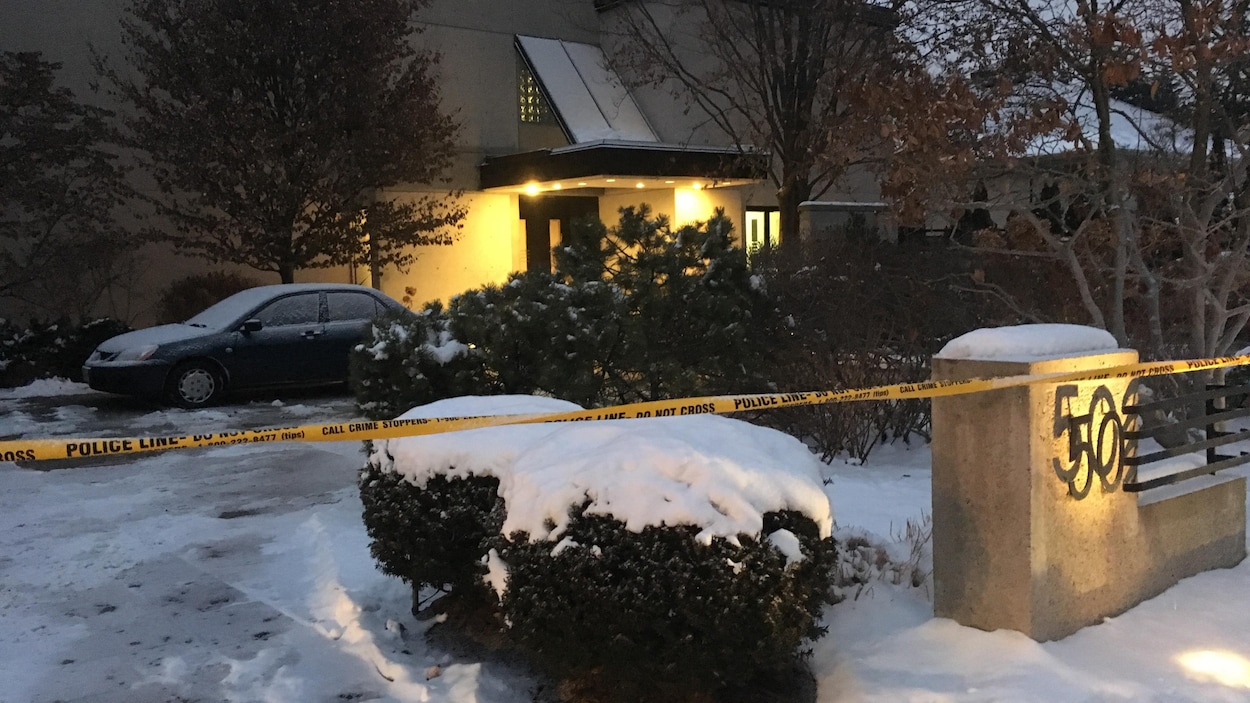 Une maison ceinturée par un cordon jaune indiquant la tenue d'une enquête policière.