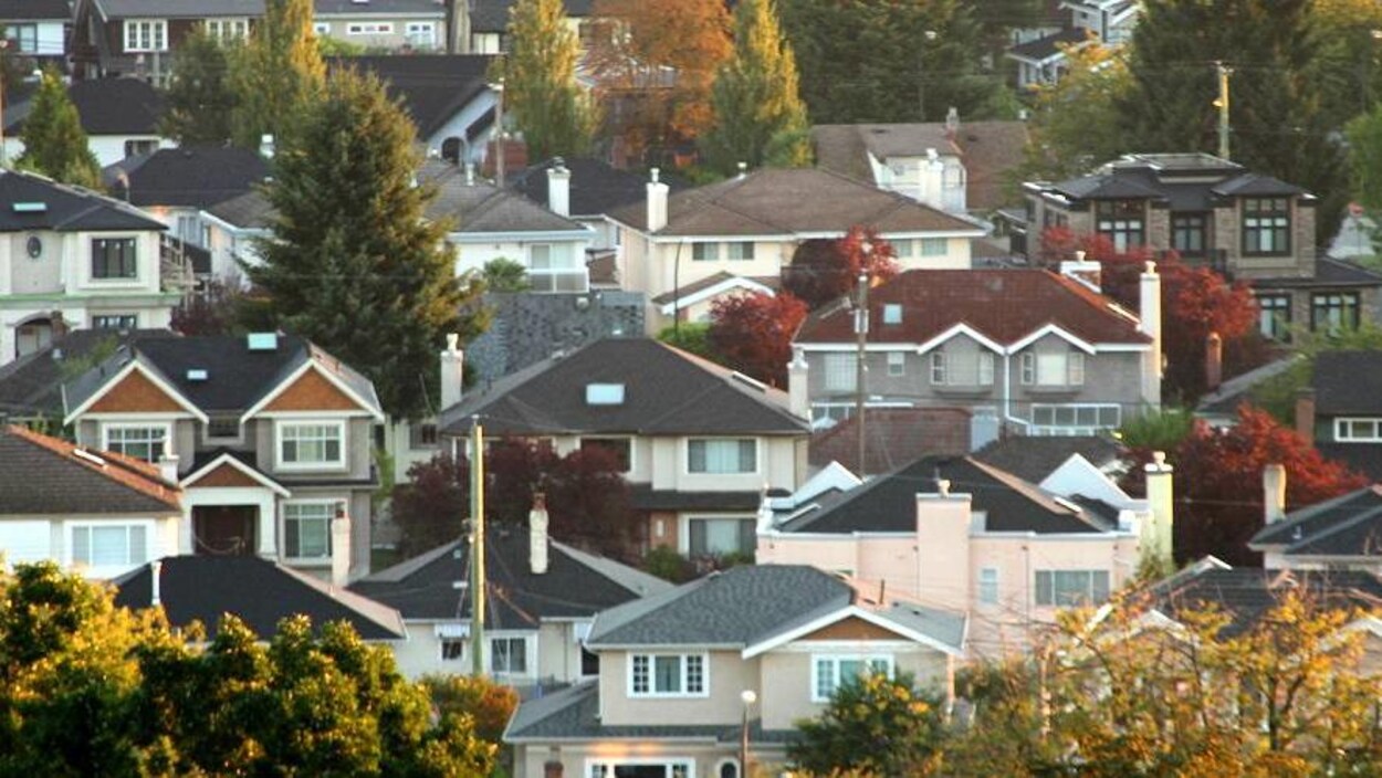 De nombreuses maisons vues de loin.