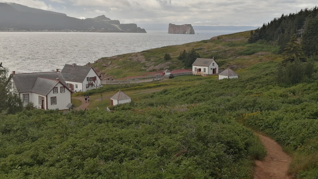 De vieilles maisons sont reliées par un chemin sinueux sur une île au large de Percé.