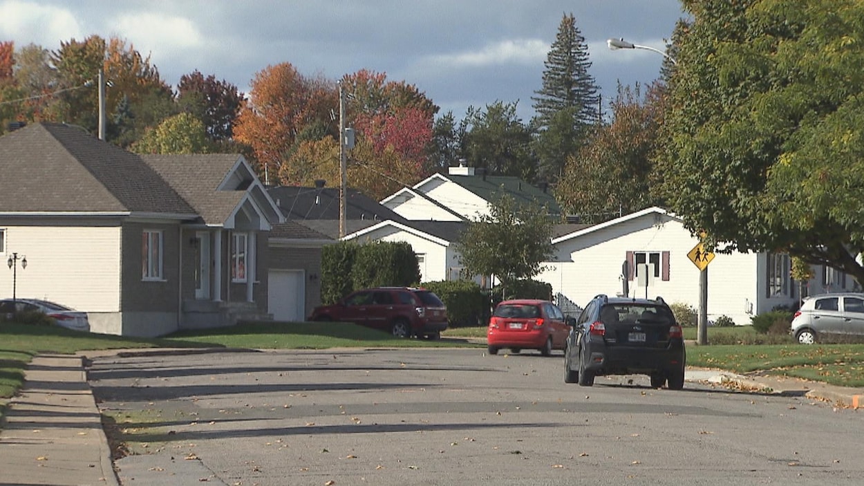 Quartier résidentiel à Trois-Rivières où l'on voit des maisons et des autos