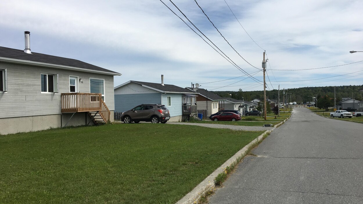 Une rue d'un quartier résidentiel dans la communauté autocthone de Pikogan.