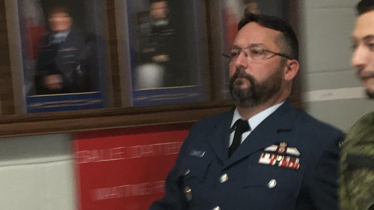 Éric Duquette dans un corridor
