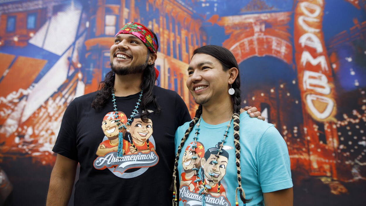 Anthony Johnson, à gauche, et James Makokis, de l'équipe Ahkameyimok, ont remporté la septième saison d'« Amazing Race Canada ».