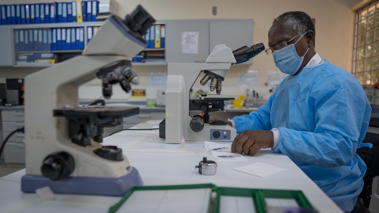 Dr Simon Kariuki assis à une table.