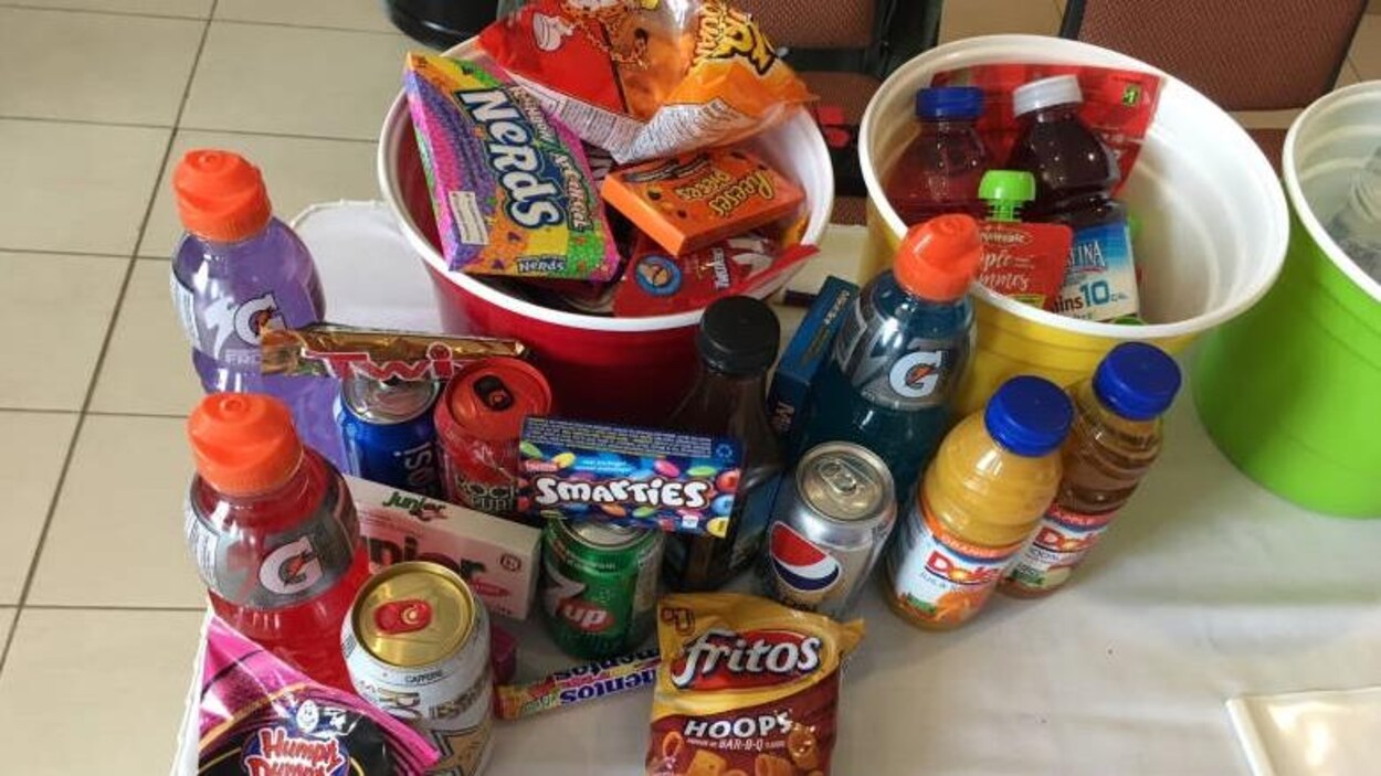 Des bonbons, des boissons sucrées et des craquelins sur une table