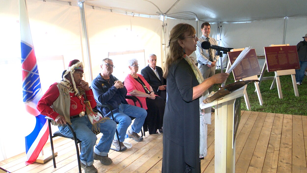 Deux plaques commémoratives ont été dévoilées lors du pow-wow annuel. Deux plaques commémoratives ont été dévoilées lors du pow-wow annuel.