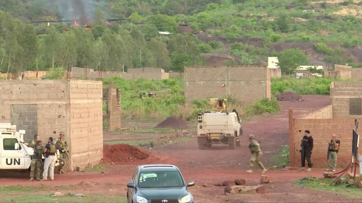 Des véhicules blindés et des soldats de l'ONU encerclent Le Campement Kangaba, au Mali. Des véhicules blindés et des soldats de l'ONU encerclent Le Campement Kangaba, au Mali.