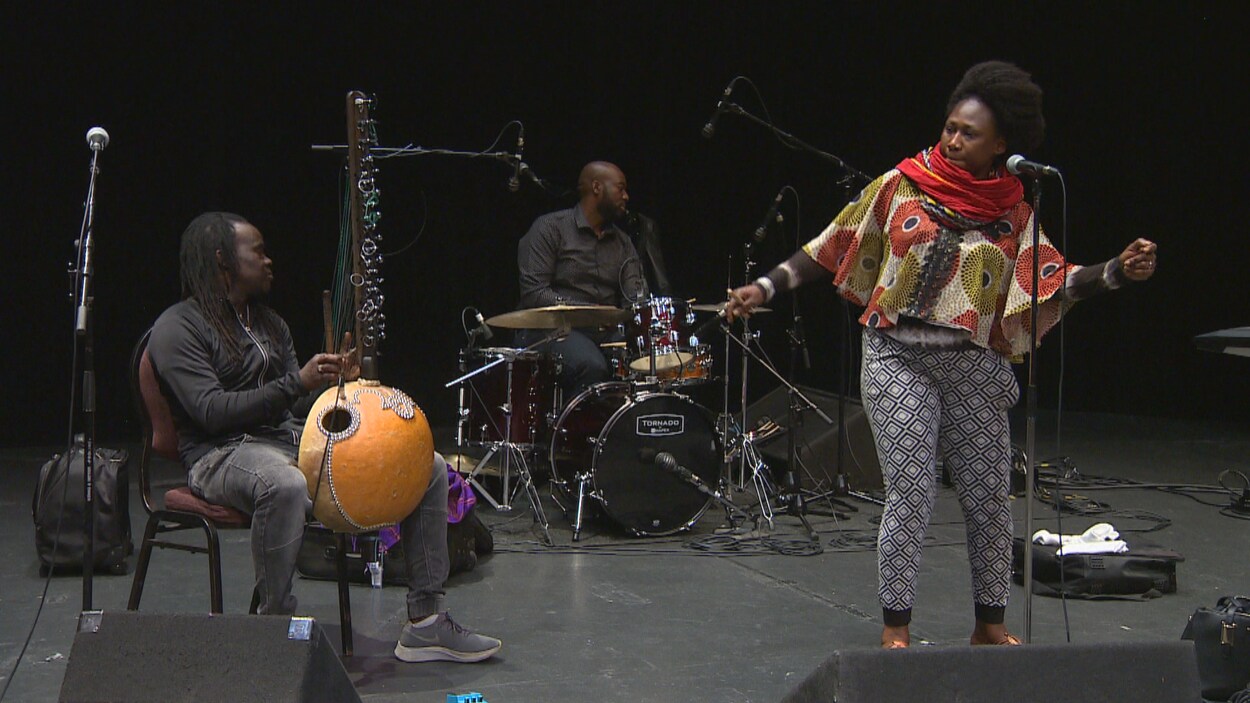 La chanteuse et ses musiciens offrent une prestation au CCFM.