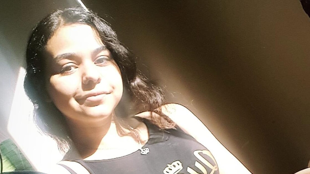 Portrait de la jeune fille pris dans un miroir.