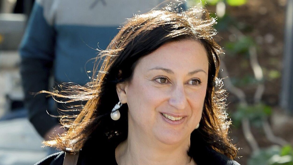 Gros plan de Daphné Caruana Galizia, souriante.