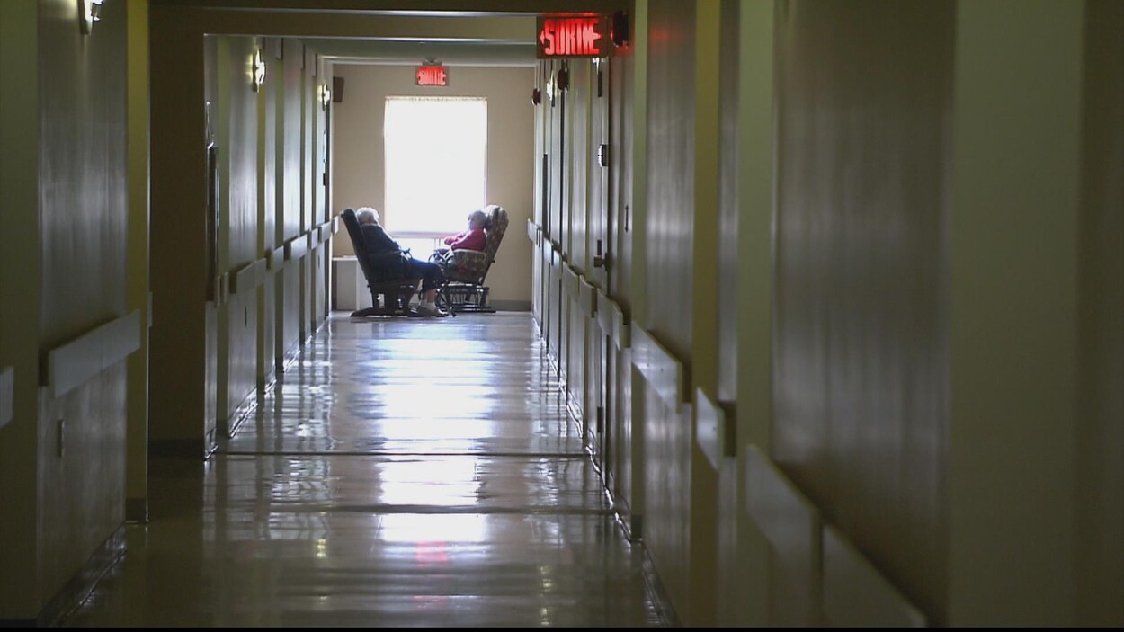 Un couloir dans un établissement de soins longue durée