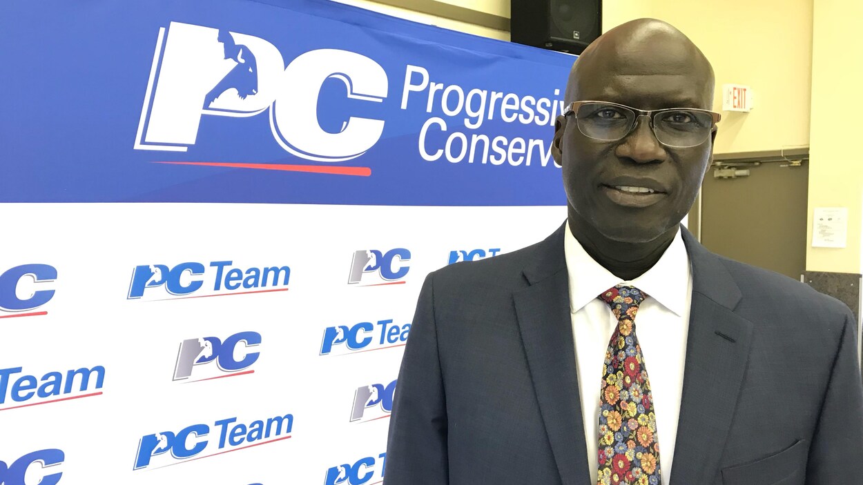 Mamadou Ka dans une salle, devant une bannière bleue du parti qui dit « PC Team ». Mamadou Ka dans une salle, devant une bannière bleue du parti qui dit « PC Team ».