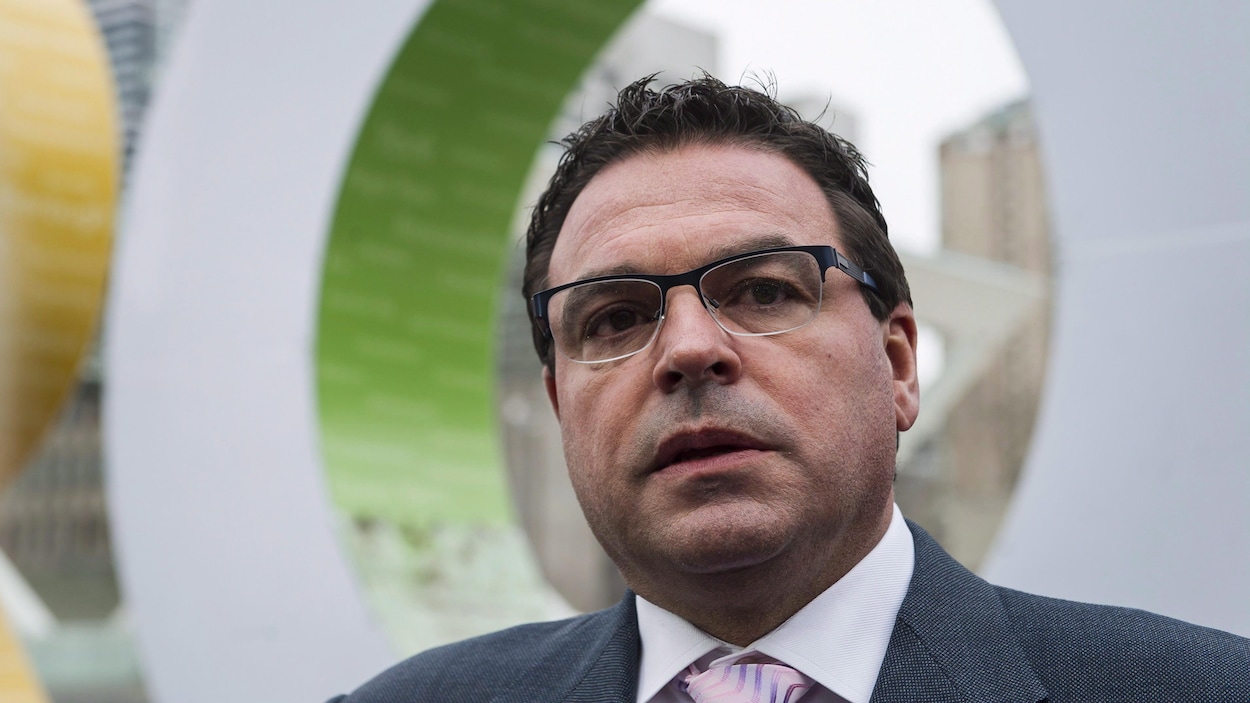 Giorgio Mammoliti en photo devant les lettres géantes de Toronto sur la place de l'hôtel de ville. Giorgio Mammoliti en photo devant les lettres géantes de Toronto sur la place de l'hôtel de ville.