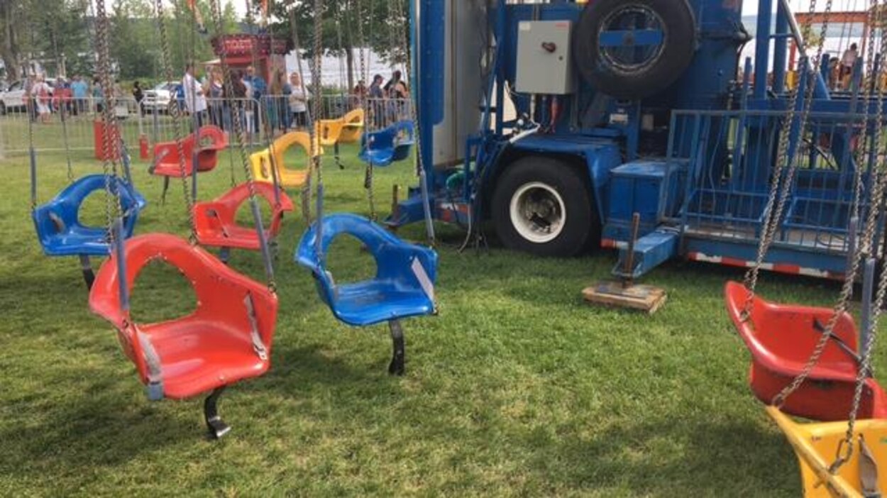 Le manège de type « chaises volantes » dans lequel l'accident impliquant une jeune fille de 12 ans est survenu à Lac-Mégantic. Le manège de type « chaises volantes » dans lequel l'accident impliquant une jeune fille de 12 ans est survenu à Lac-Mégantic.