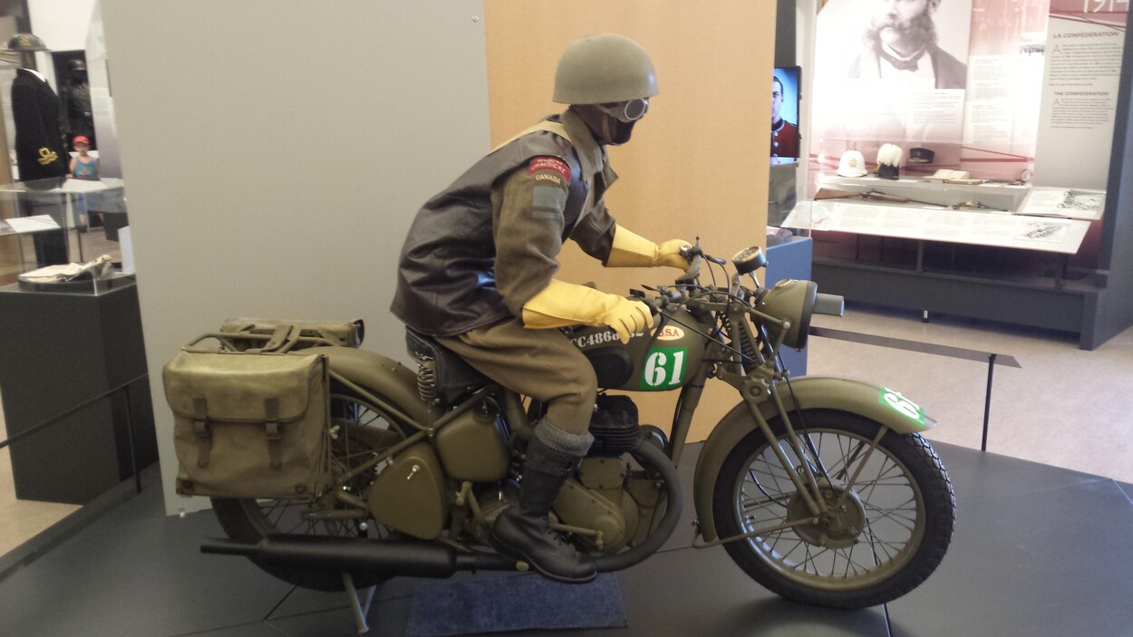 Un mannequin qui représente un réserviste livrant du courrier lors de la Seconde Guerre mondiale. Un mannequin qui représente un réserviste livrant du courrier lors de la Seconde Guerre mondiale.