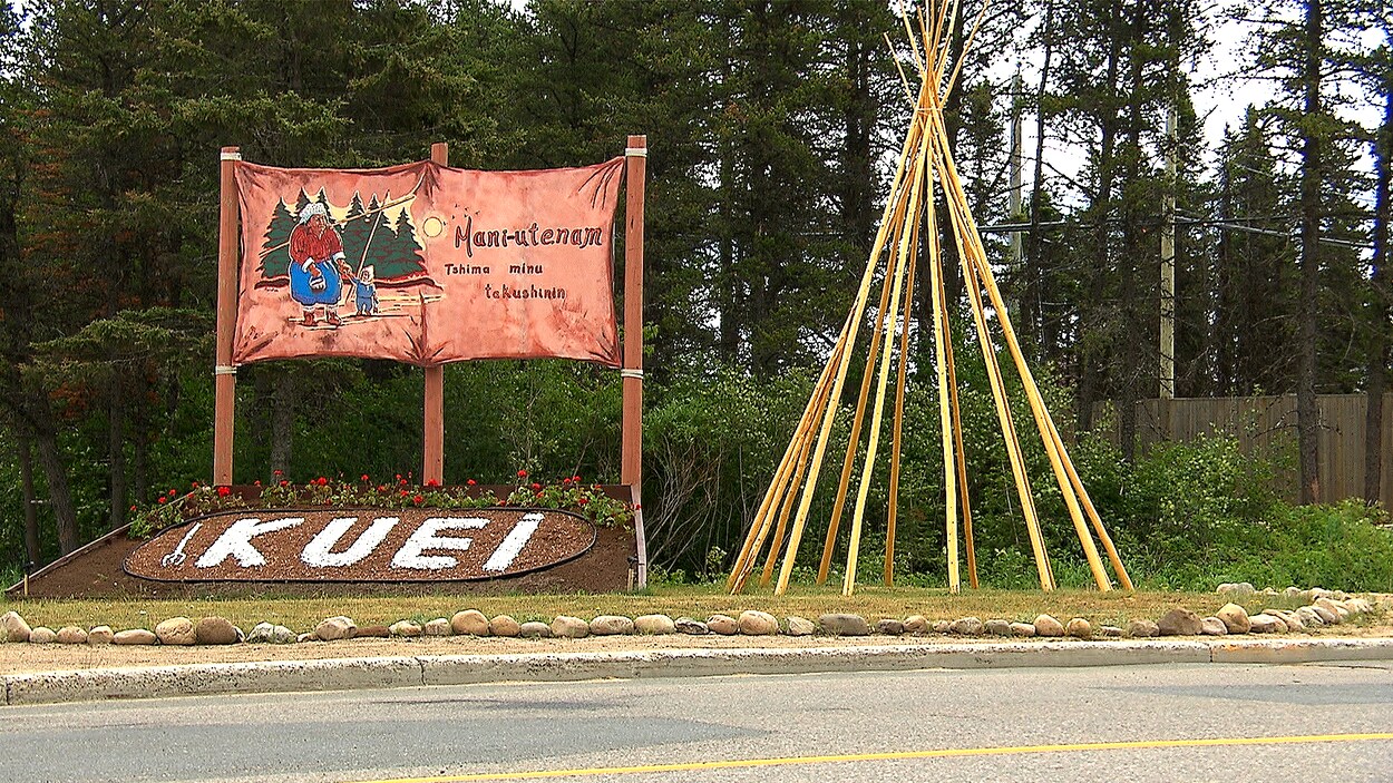 Un tipi sans couverture et une affiche où il est inscrit « Kuei »