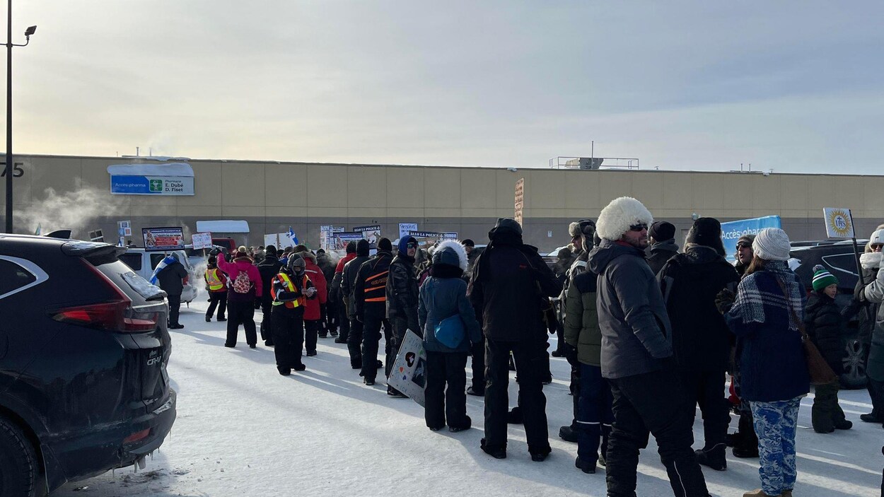 Des opposants aux mesures sanitaires manifestent à RouynNoranda