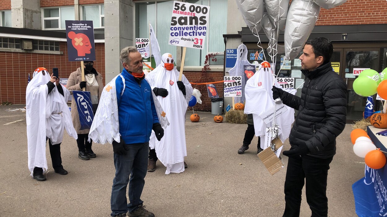 Des manifestants devant les bureaux du CIUSSS.