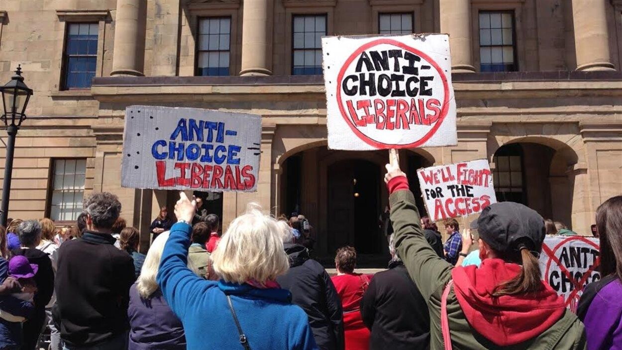 Des manifestants brandissent des pancartes pour l'accès à l'avortement, à Charlottetown.
