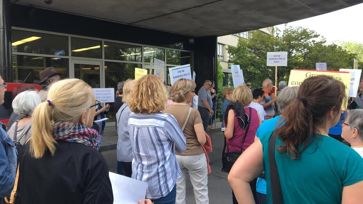 Quelque 150 personnes travaillant dans le milieu communautaire ont manifesté devant les bureaux de la Commission scolaire de Montréal pour contester les hausses de loyers faramineuses qui leur seront imposées l'année prochaine. Quelque 150 personnes travaillant dans le milieu communautaire ont manifesté devant les bureaux de la Commission scolaire de Montréal pour contester les hausses de loyers faramineuses qui leur seront imposées l'année prochaine.