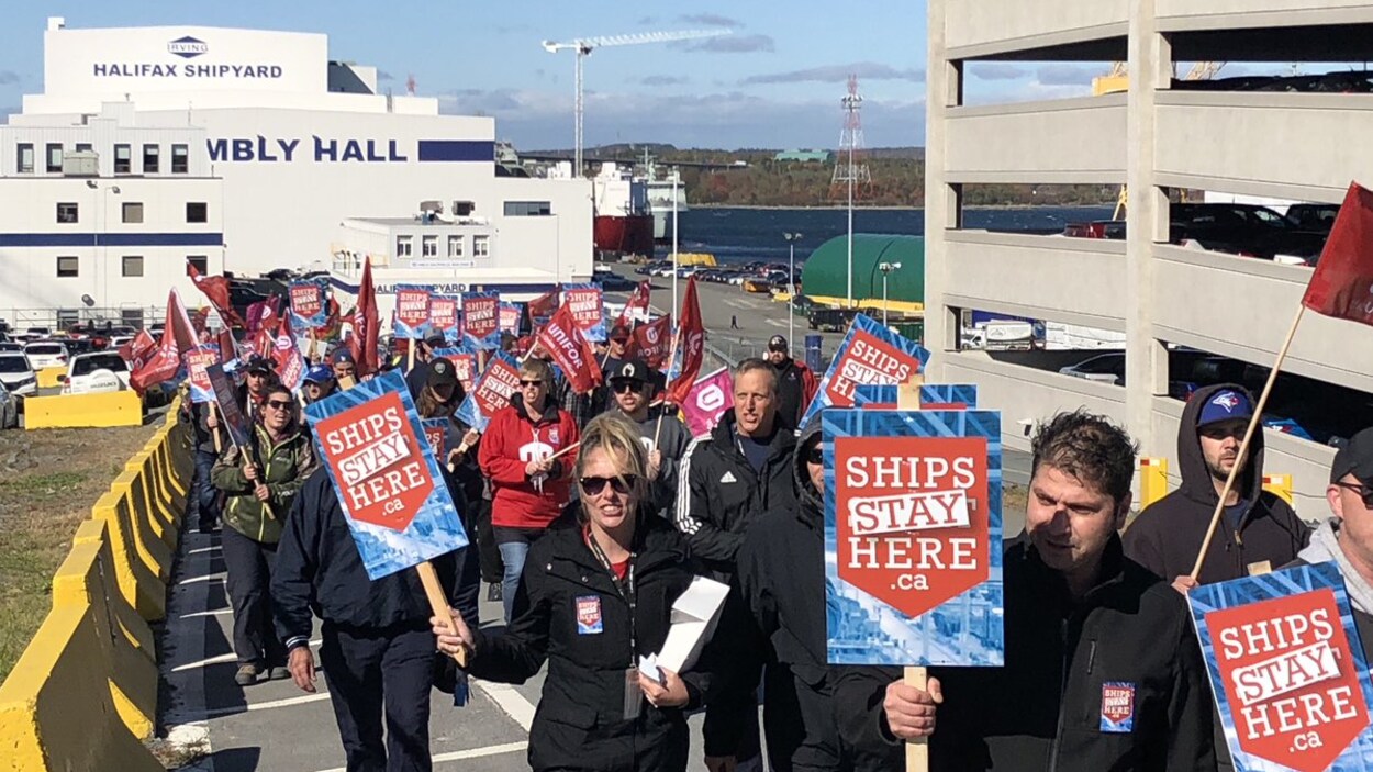 Les manifestants prennent le départ du bâtiment d'Irving le 16 octobre 2018 à Halifax.