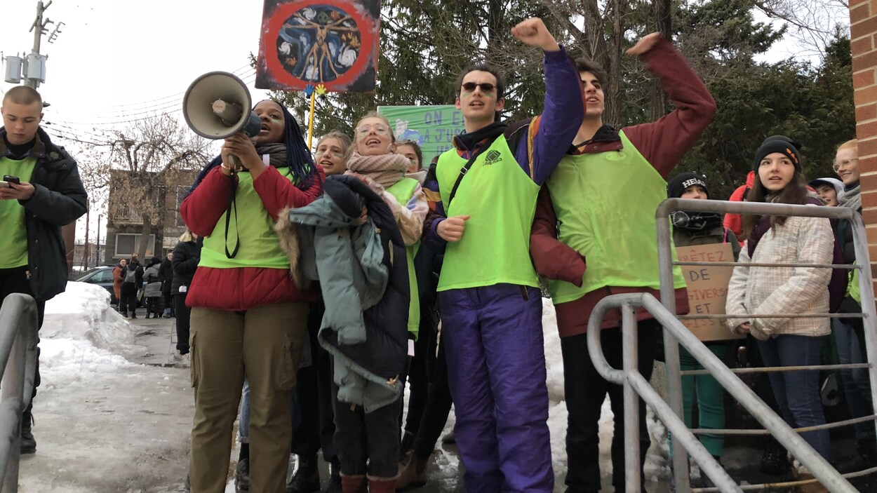 Des jeunes manifestent
