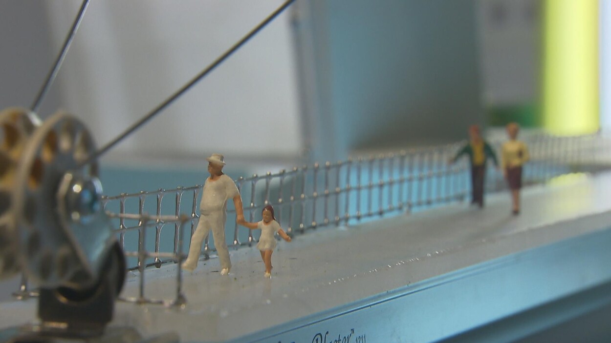Petits personnages sur une passerelle surmontée d'une poulie