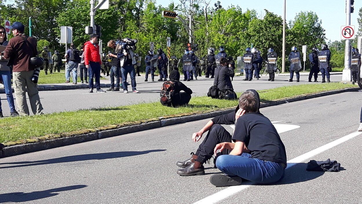 Des manifestants devant le barrage des policiers.