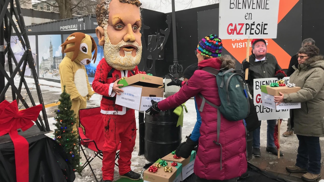 Une manifestation symbolique a eu lieu mardi midi. On voit un masque caricatural de Philippe Couillard. Une manifestation symbolique a eu lieu mardi midi. On voit un masque caricatural de Philippe Couillard.