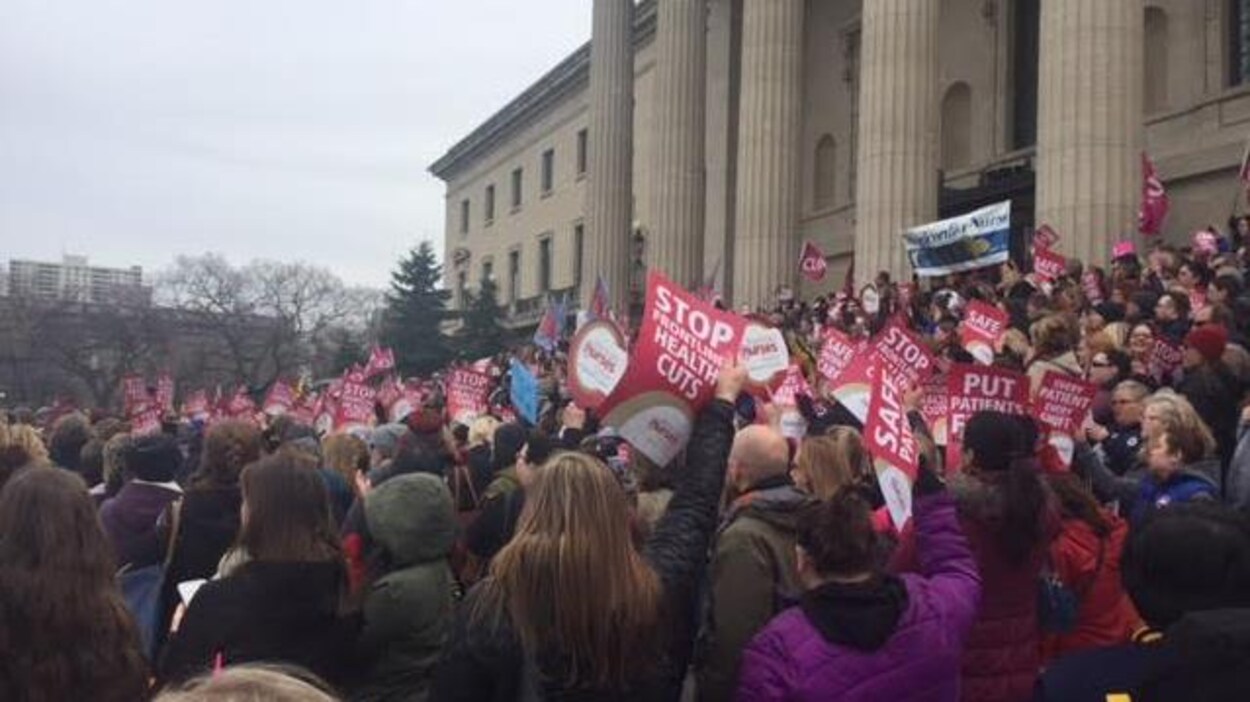 600 infirmières manifestent devant le palais législatif du Manitoba