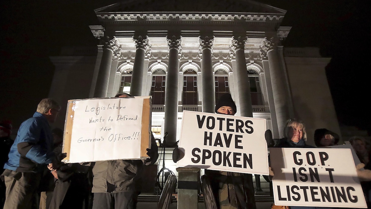 Des manifestants devant la législature d'État de Madison, au Wisconsin.