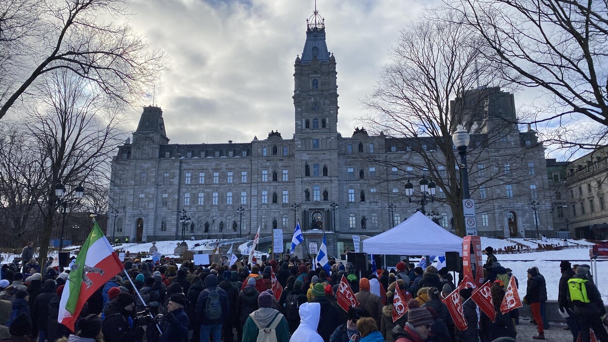 Des manifestants devant l'hôtel du Parlement du Québec.
