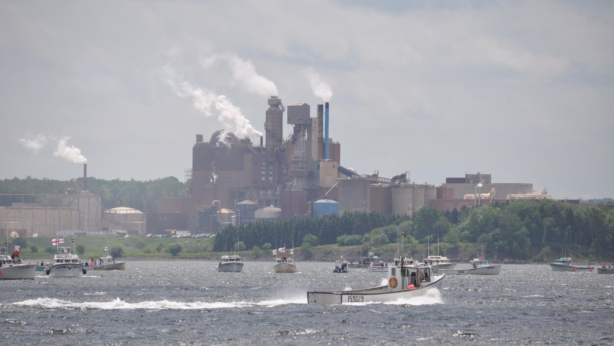 Les manifestants en bateau passent devant la papetière Northern Pulp le 6 juillet 2018.
