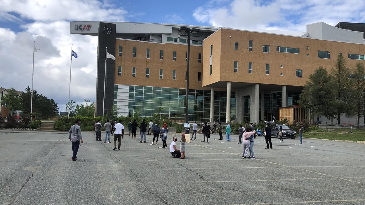 Plusieurs personnes ont pris part à la manifestation contre la réforme du PEQ à Rouyn-Noranda