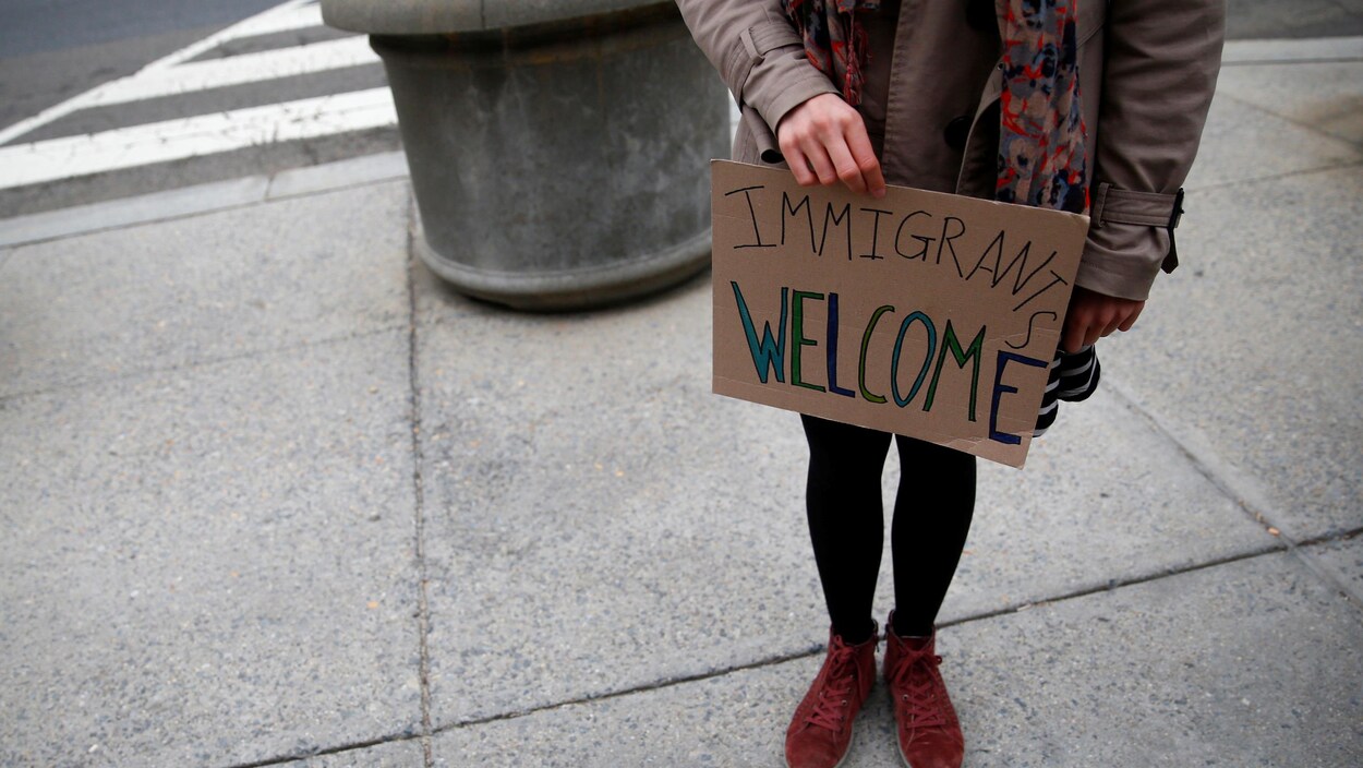 « Bienvenue aux immigrants », lit-on sur une pancarte durant une manifestation contre le nouveau décret sur l'immigration à Washington, le 7 mars 2017.