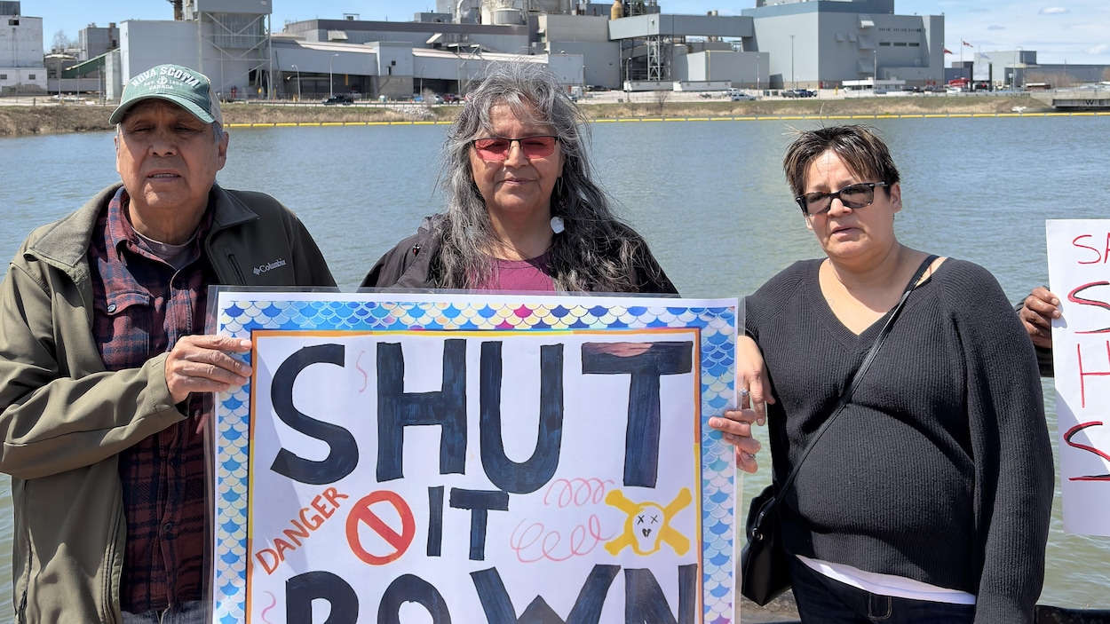 Des manifestants exigent que Ford ferme l’usine de pâtes et papiers de Dryden