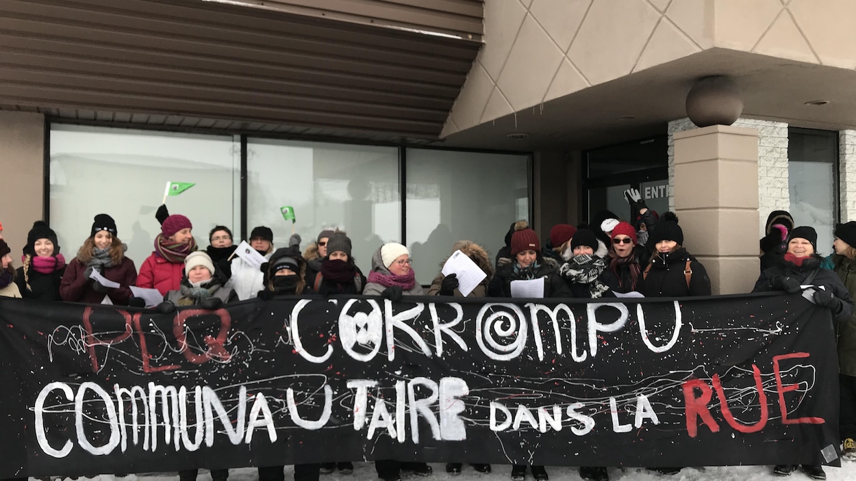 Des représentants des organismes communautaires ont bloqué l'accès au siège social du Parti libéral du Québec, à Québec. Des représentants des organismes communautaires ont bloqué l'accès au siège social du Parti libéral du Québec, à Québec.