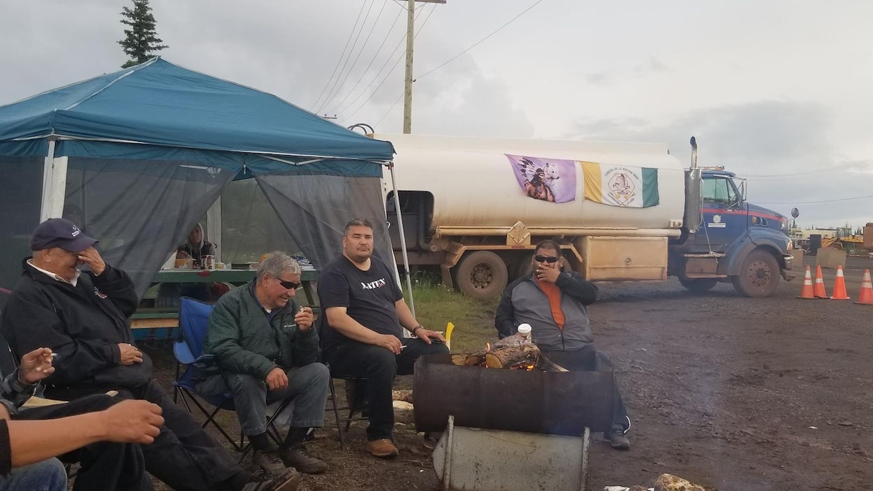 Des manifestants innus campent aux abords des installations de Tata Steel près de Schefferville.