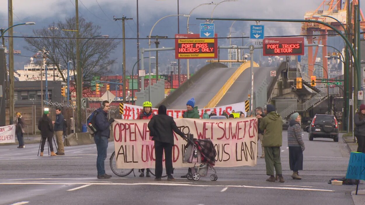 Une dizaine de manifestants rassemblés sur Clark Drive autour d'une banderole bloquent l'entrée au port de Vancouver.