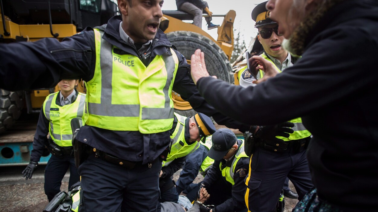 Des manifestants arrêtés par des policiers à Burnaby.
