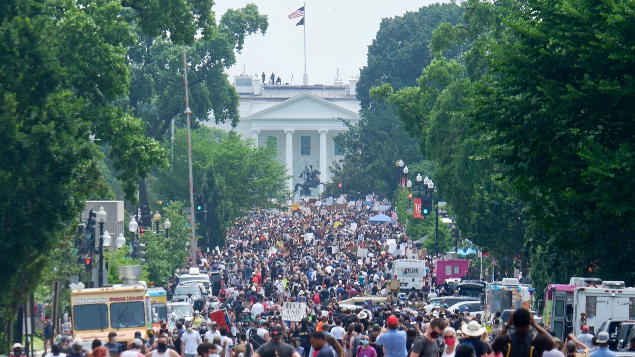 Des milliers de manifestants dans la rue devant la Maison-Blanche à Washington.